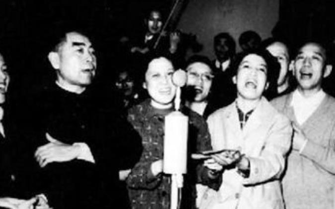 1962年周总理到“人艺”过春节，邓颖超主动唱戏后：让我老伴来一个。

1962