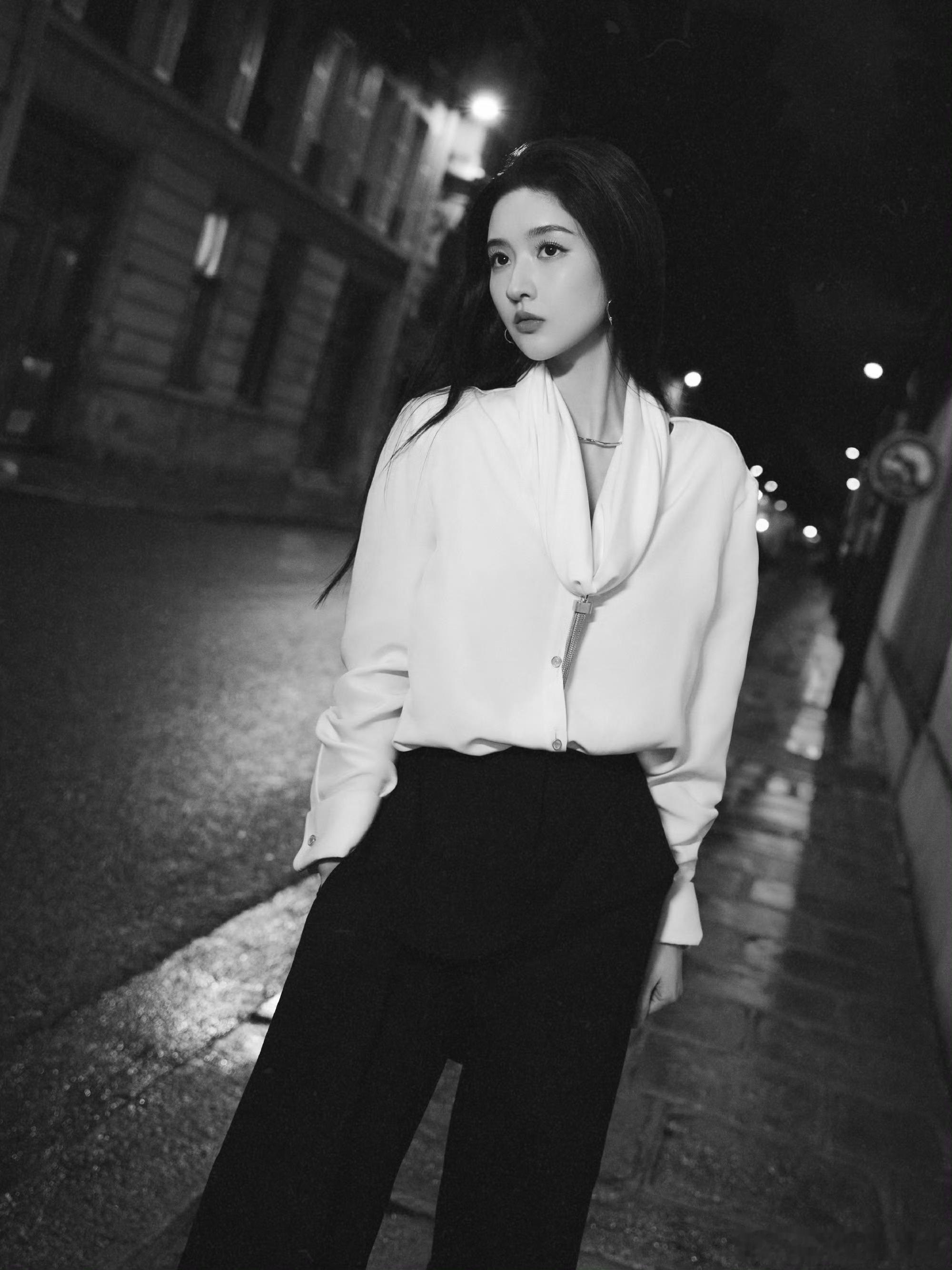 王玉雯Dior 2026春夏高定秀看秀造型，黑白大片完全御姐范儿！期待一会的秀场