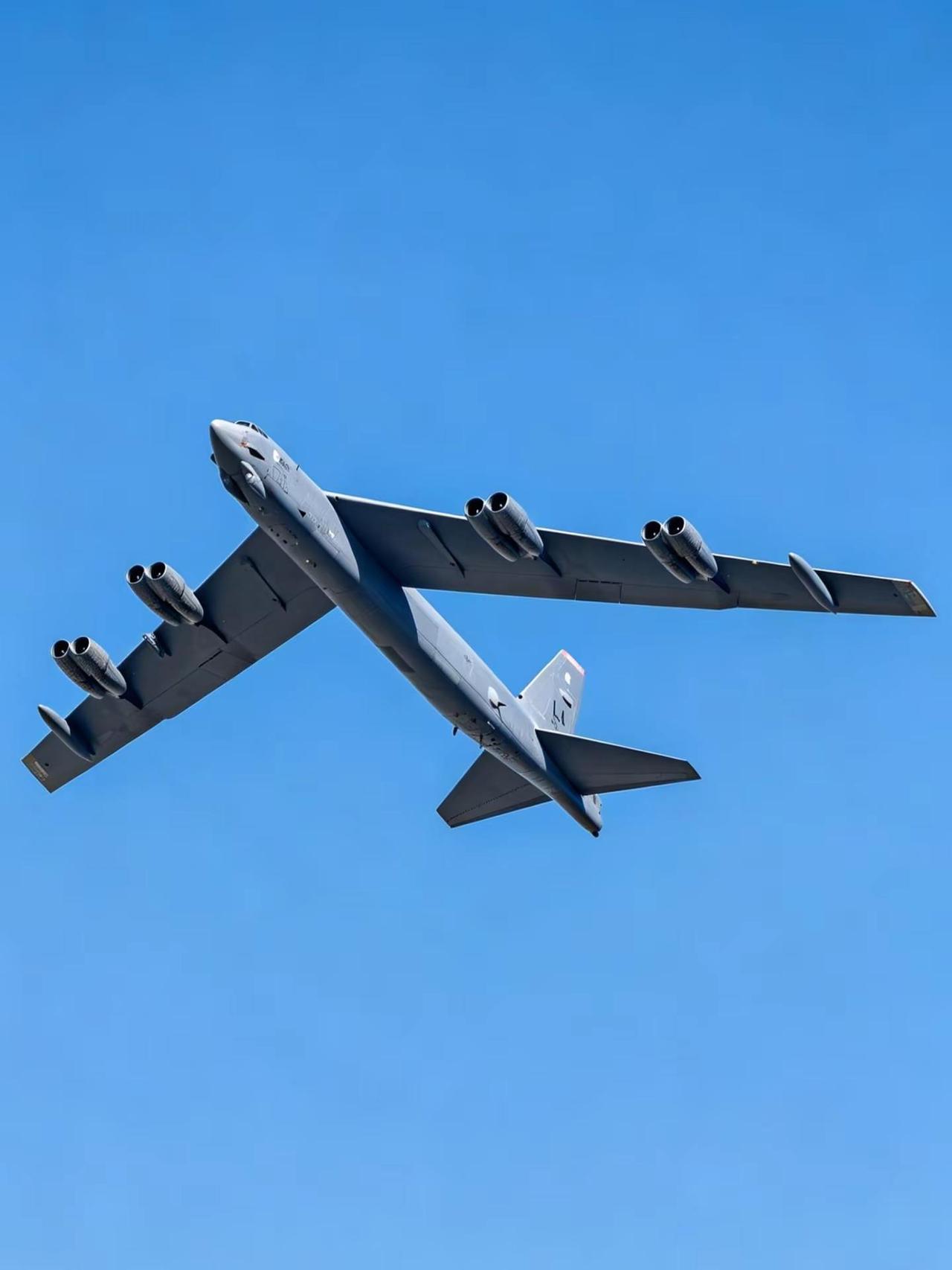 听说今天掉下来了个大家伙？b52轰炸机 b52战略轰炸机 b52 图22