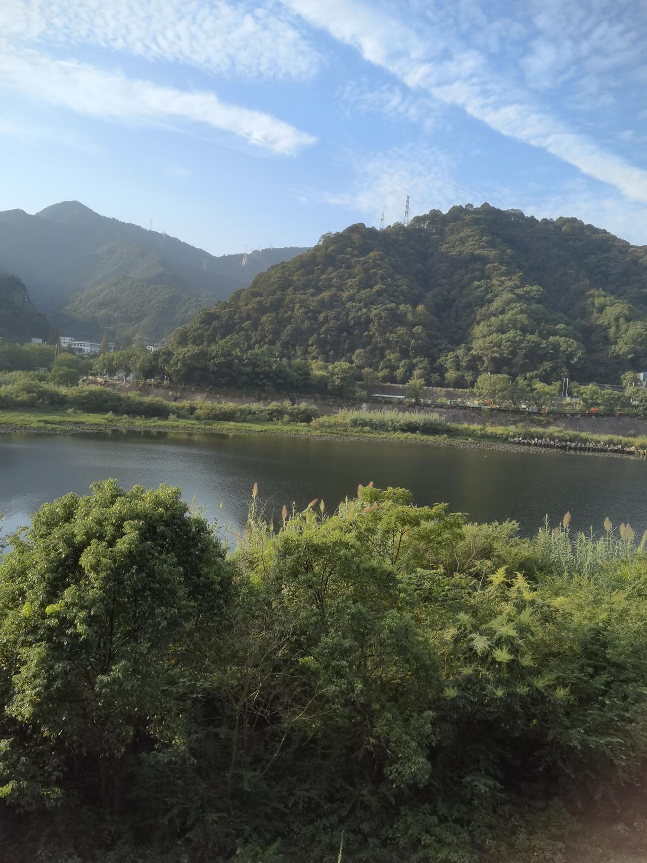 这就是富春江了，也是娃哈哈矿泉水水源地，很有名的呢！记得元代画家黄公望吗，元四家