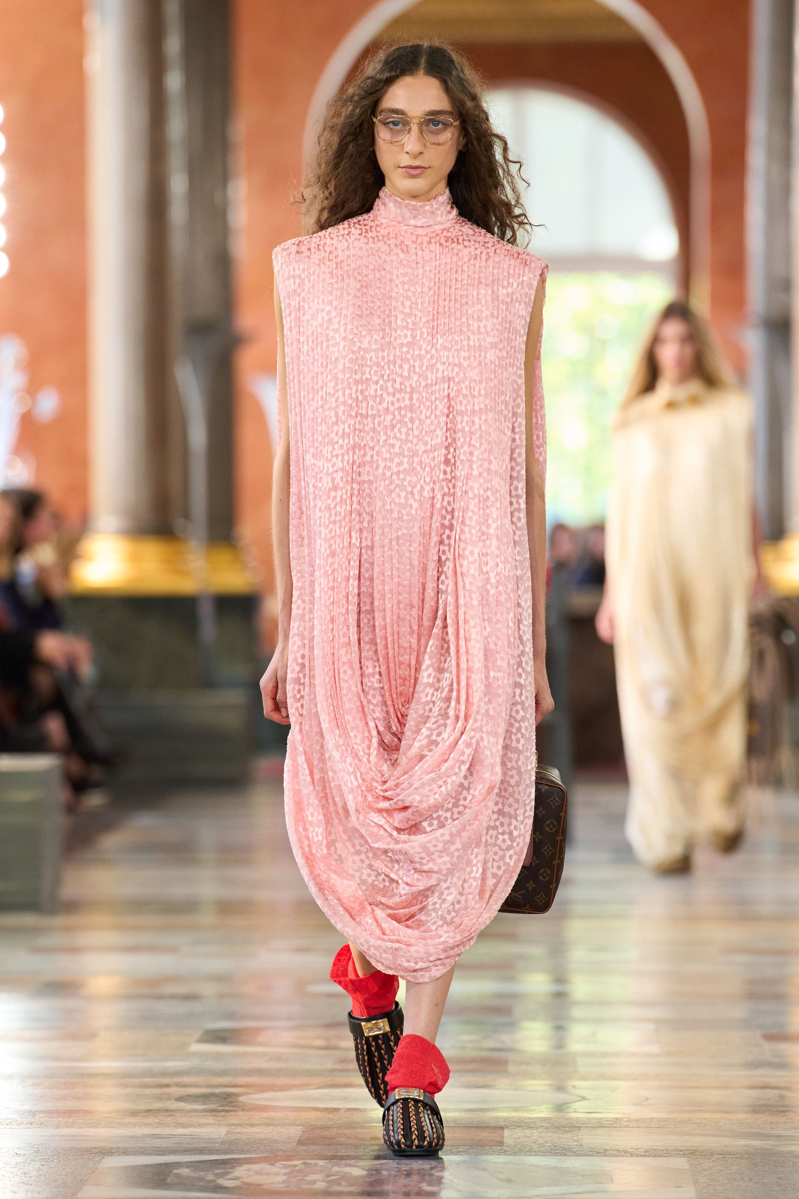 安宥真三月开季刊的精彩，携成衣 、珠宝 、美妆三大品牌亮相三本主流大刊封面，本土