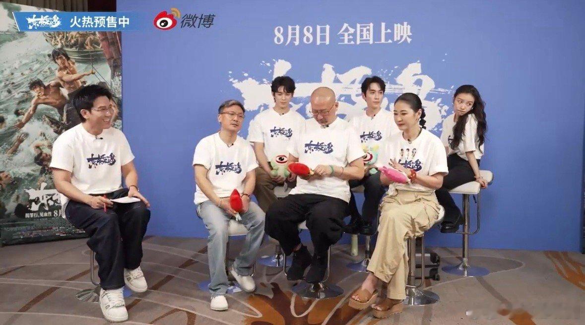 倪妮回应东极岛造型让人认不出 徒手剖鱼练出老茧，暴晒脱皮也要拒绝特效妆！当渔民阿