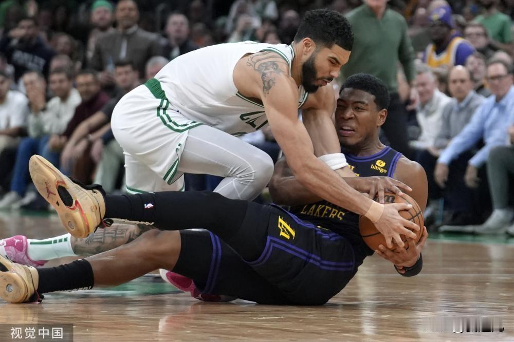 湖人爆冷力擒绿衫军
北京时间2月2日，NBA常规赛继续进行。此役詹眉缺阵，湖人本