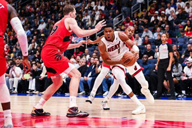 半场86比47！小卡回归首秀17分钟21分，猛龙进攻直接盘活了