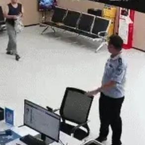 在浙江嘉兴，新租客俞凯迪在打扫空置一年的出租屋时，从衣柜角落翻出一个皱巴巴的塑料