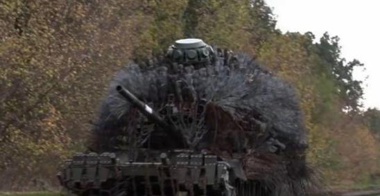 泽连斯基真的是个政治鬼才，拿着北约支持的武器跟俄罗斯对抗了三年多，原本以为弹药早