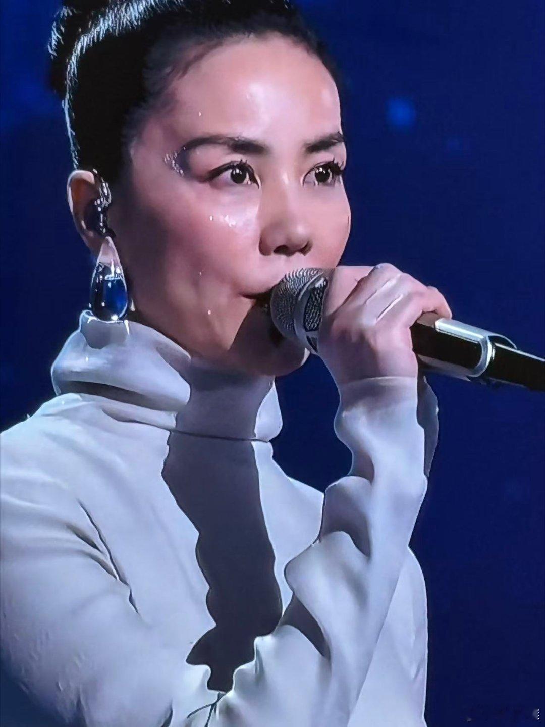 王菲 真妈妈来了这化妆。。。太显老了 