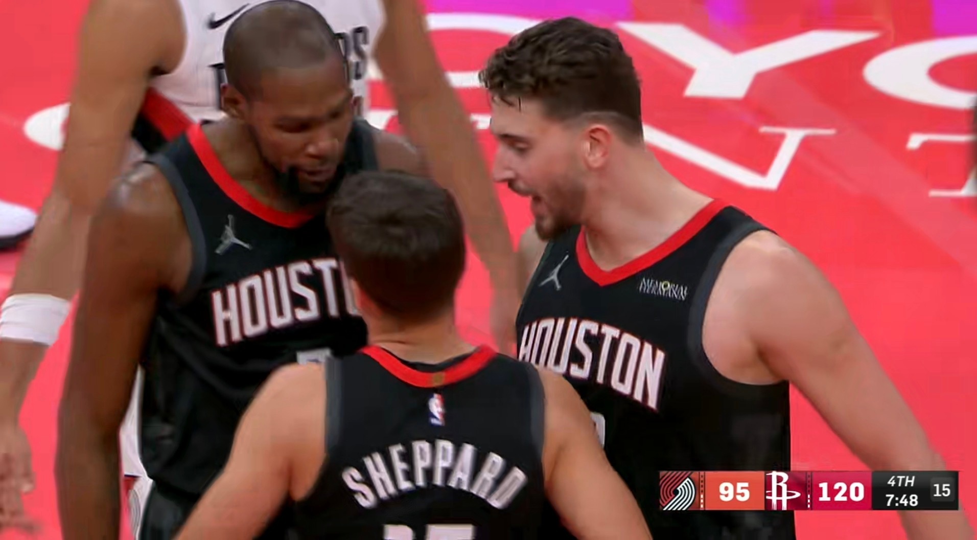 谢泼德最近打得真自信，三分球出手啊传球啊抢断啊，已经获得球队大小哥的信任