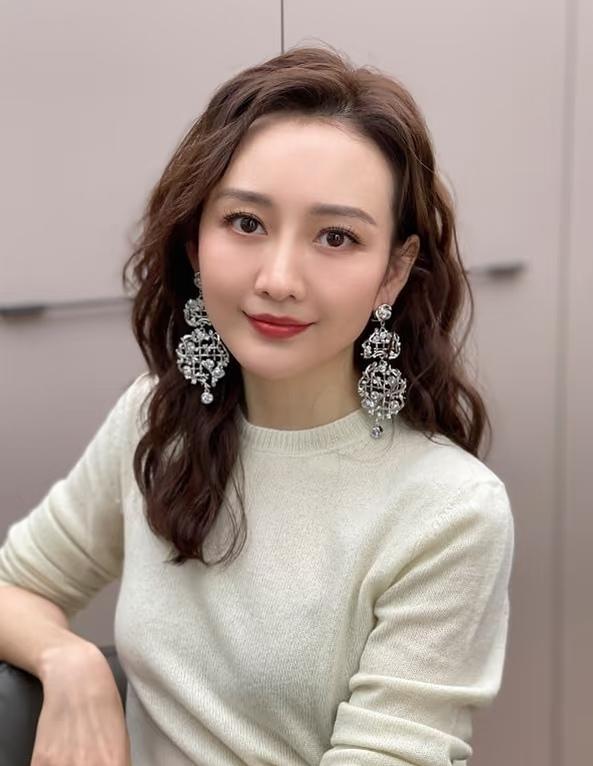 王鸥会不会塌房，
我不知道，
但她有一个很大的特点，那就是她的路人缘还挺好的。