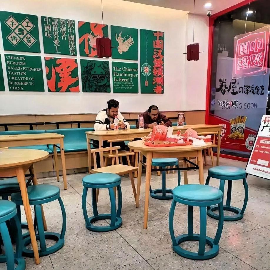 就在刚刚。
 
店主突然宣布了店内新规。
 
小店就那么几张桌，午饭点人一拨拨进