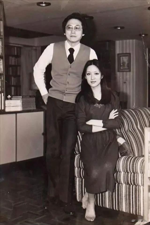 这张照片的主人公是李敖（作家）和他的前妻胡茵梦（影星、作家、翻译家）。 

胡茵