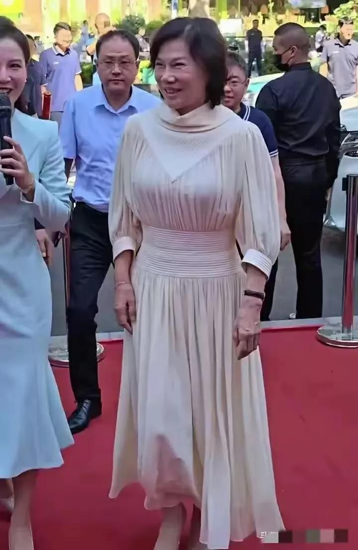 董明珠现身郑州为新店剪彩, 穿米色长裙端庄, 脸上手上皱纹明显老了6月5日，董明