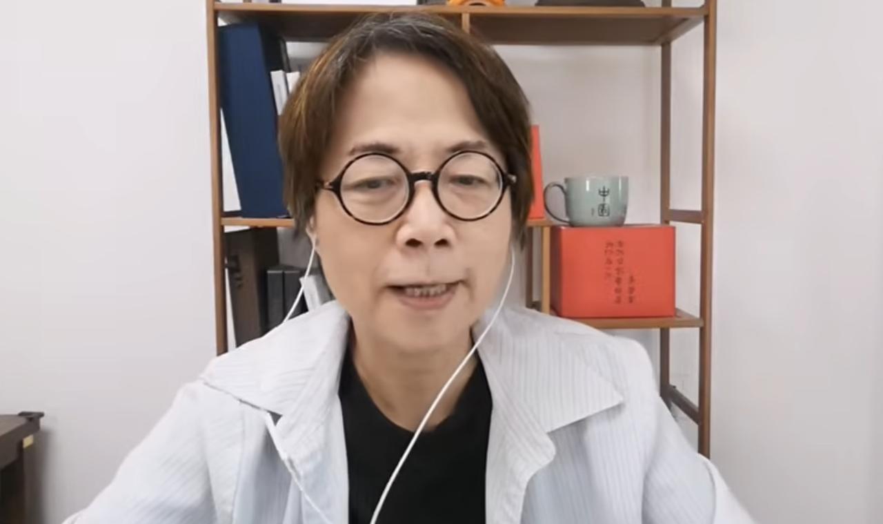 黄智贤今天在直播中说，蓝绿都希望两岸和平、都不要打仗，言下之意是两者没什么两样。