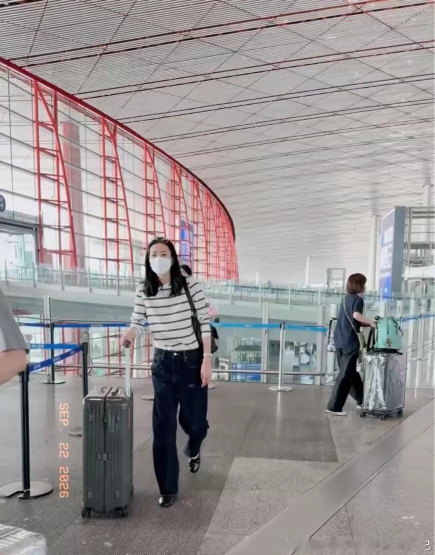 刘雯机场被偶遇，气质出众，粉丝提出无理要求，刘雯高情商应对 ​​​