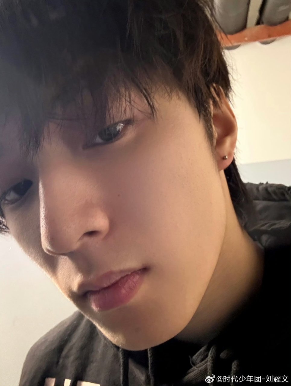 刘耀文晒耳钉刘耀文打了耳洞 刘耀文晒耳钉！ 