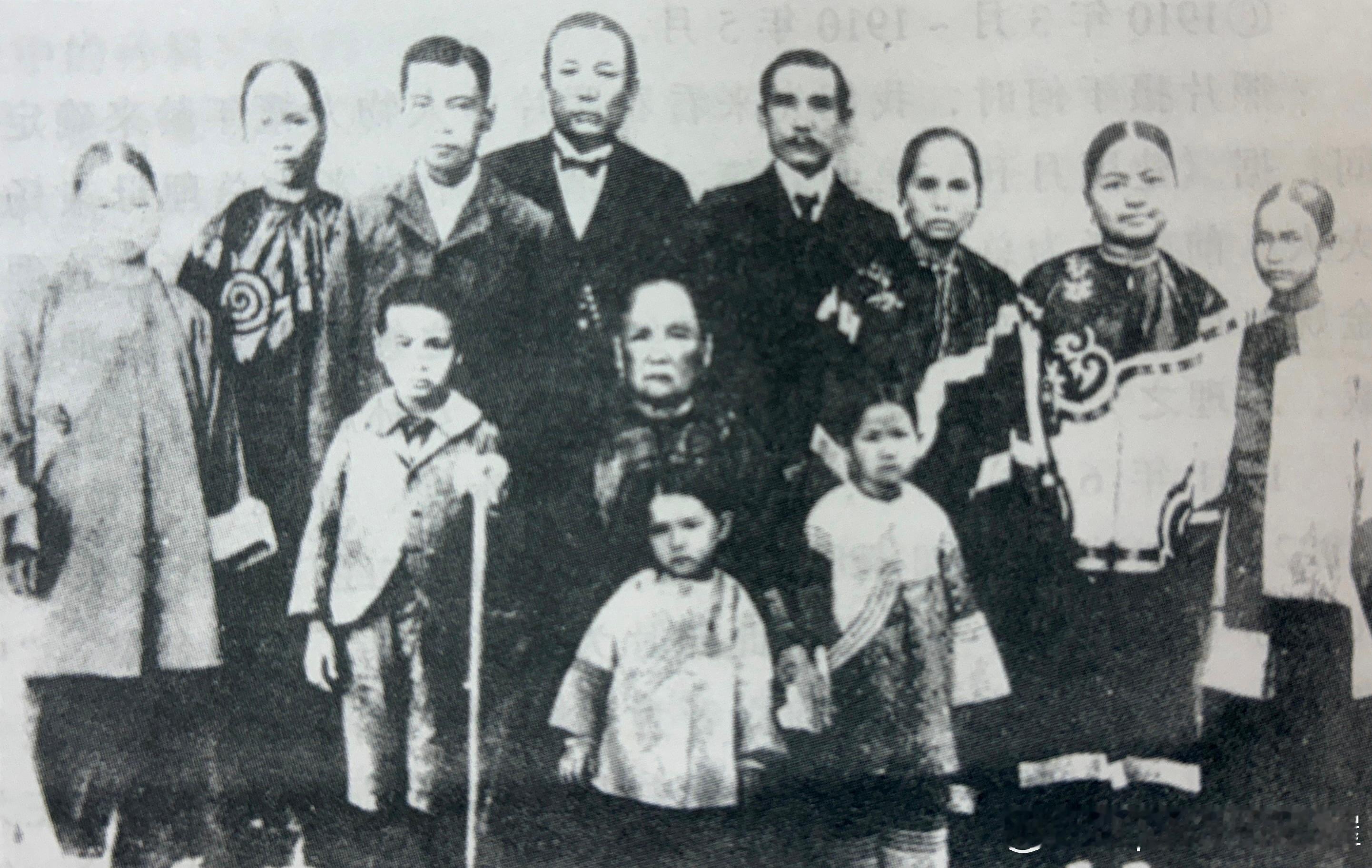 1901年4月孙中山在檀香山与家人合影。中坐者为孙母杨太夫人。后排左起月红(侍女