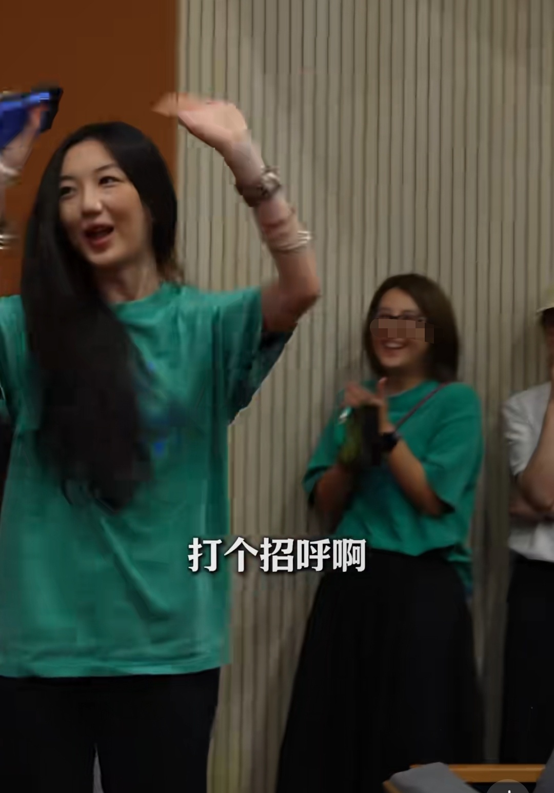 【#李嫣参加公益活动#，大方打招呼引好感：这个自信真是绝了，很像王菲】8月13日