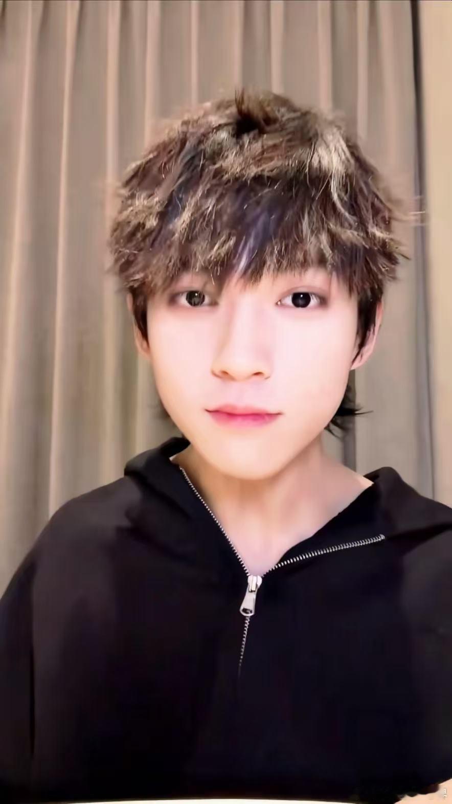 陈天润直播时一口一个“老师”，错话立马道歉，像极了课堂犯错的我。官宣线下活动的节