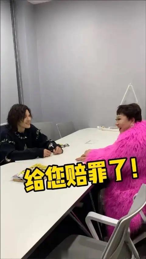 #向佐 我把假向太抓来直播间啦##向太 衣服太low了# 既然是假向太，那人家c