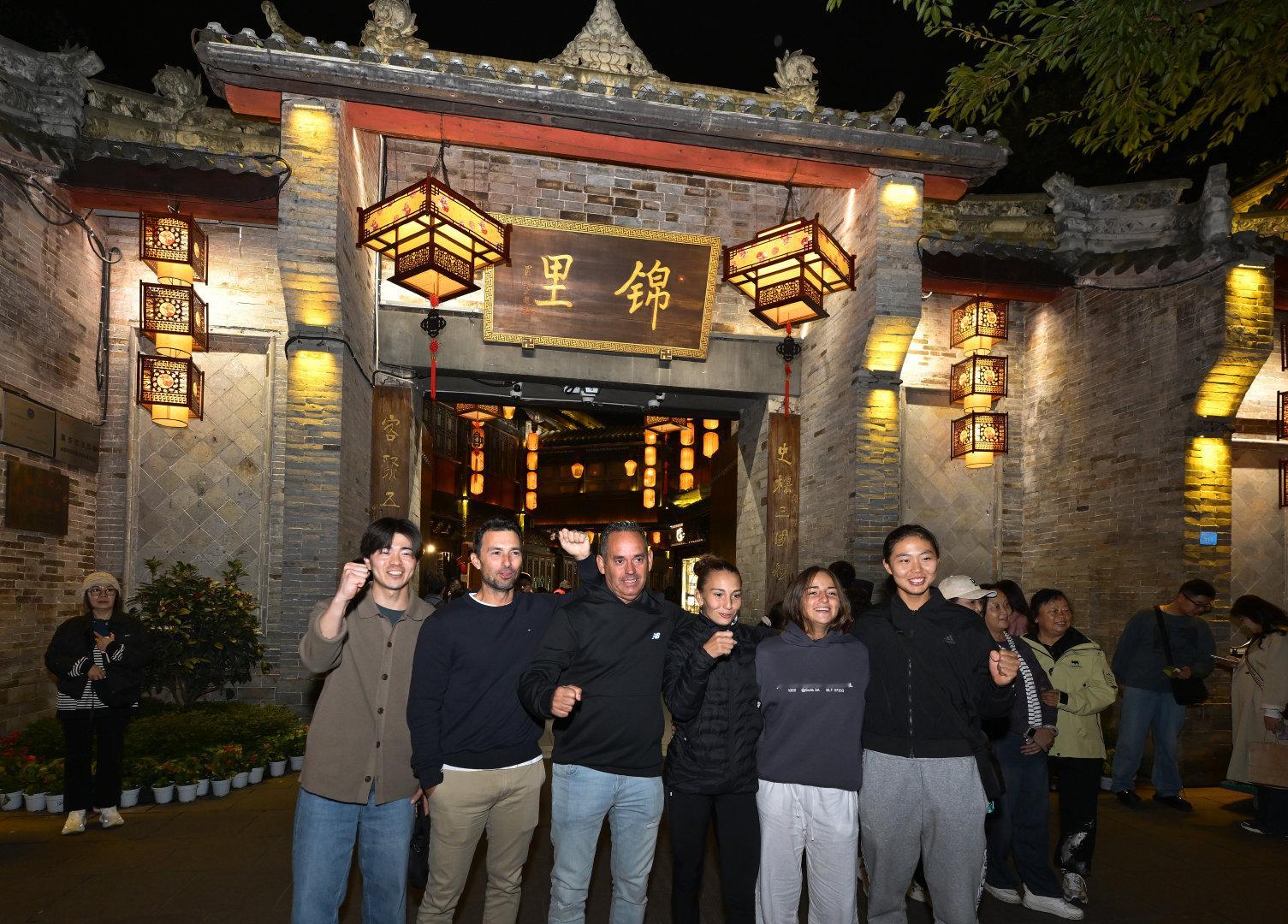 感受成都夜生活巴适又安逸国际网联青少年年终总决赛 参赛选手来到成都锦里，感受悠悠