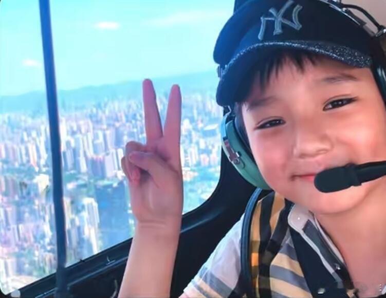 王橹杰童年照谁能拒绝奶萌小时候的王橹杰，脸蛋圆润软糯，自带灵气，一路安稳长成耀眼