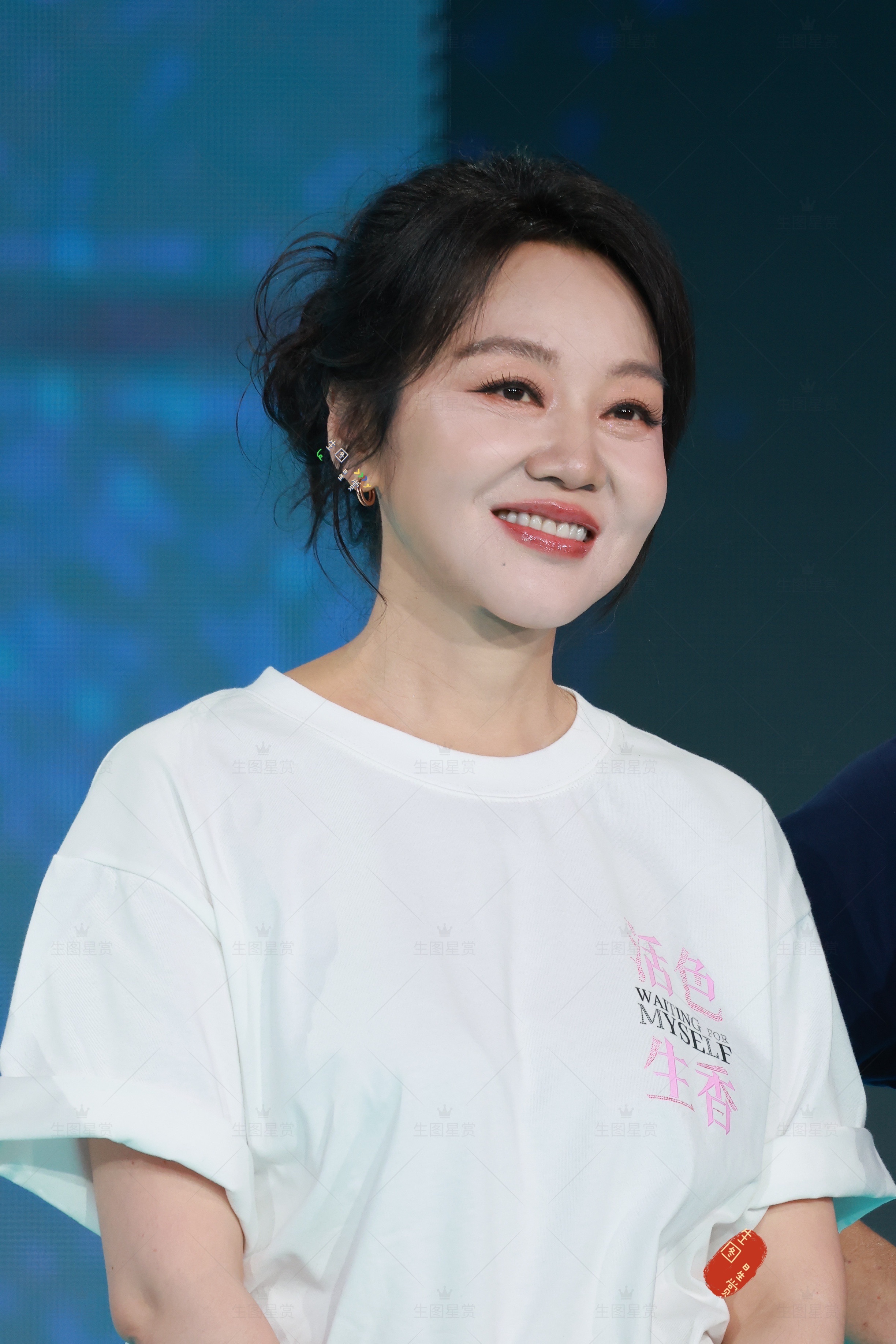 闫妮电影活色生香 推介会生图掉落姐今天美出彩了2026中秋国庆档电影片单发布会 