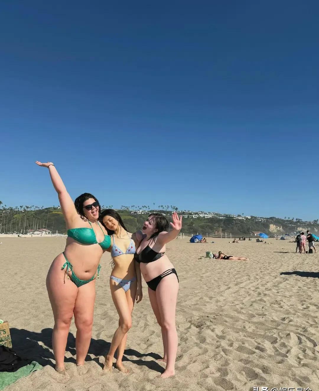 黄多多，海边比基尼照又炸了。
近日，20岁的黄多多在海外社交平台分享了一组海边度