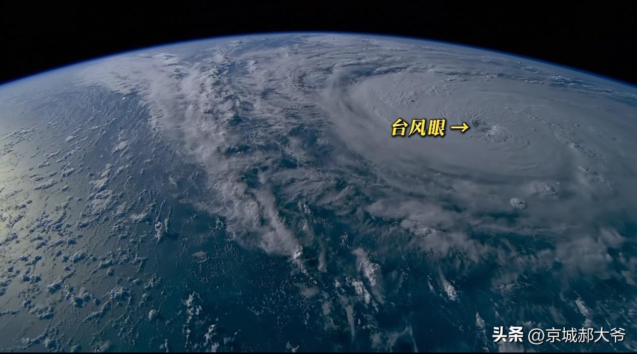 这是国际空间站距离地球400公里，通过4K照相机拍到的巴威台风。巨大的云墙覆盖面