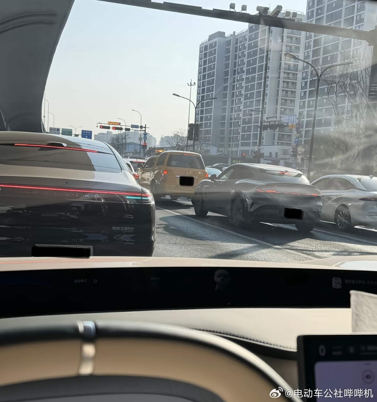 这俩车碰一块的概率可不高尊界s800小米yu7﻿