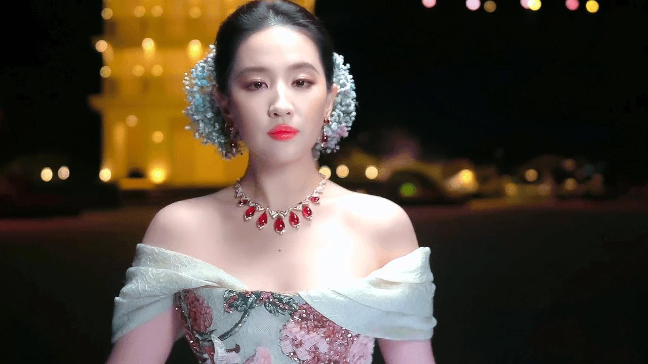 为什么刘亦菲压轴出场会那么不同？
观众会被她一下子吸引住，
不只是因为她出众的外