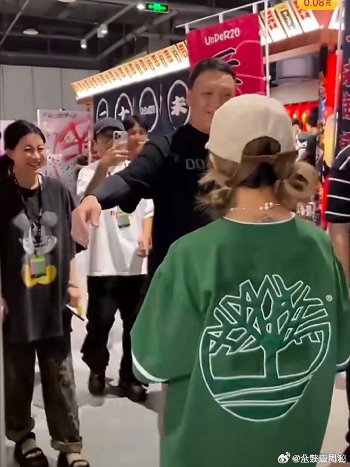 车澈曾当李嘉格面抱乃万车澈乃万李嘉格同框视频车澈李嘉格离婚车澈抱乃万这波操作太自