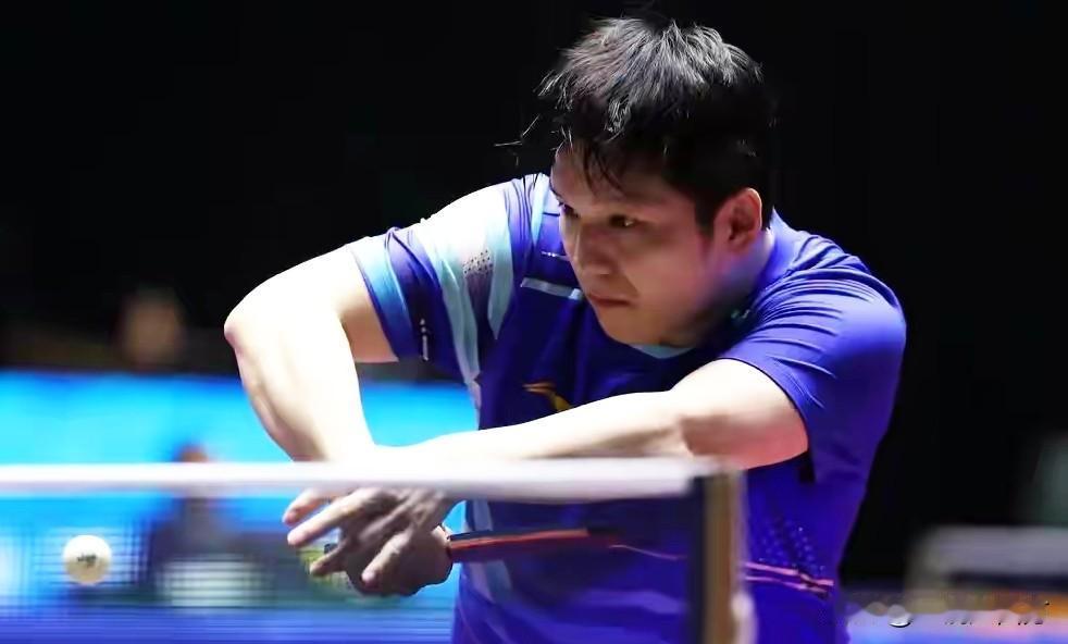 第十五届全运会乒乓球成年组单打比赛开始1/4决赛争夺，率先进行的是上海队的樊振东