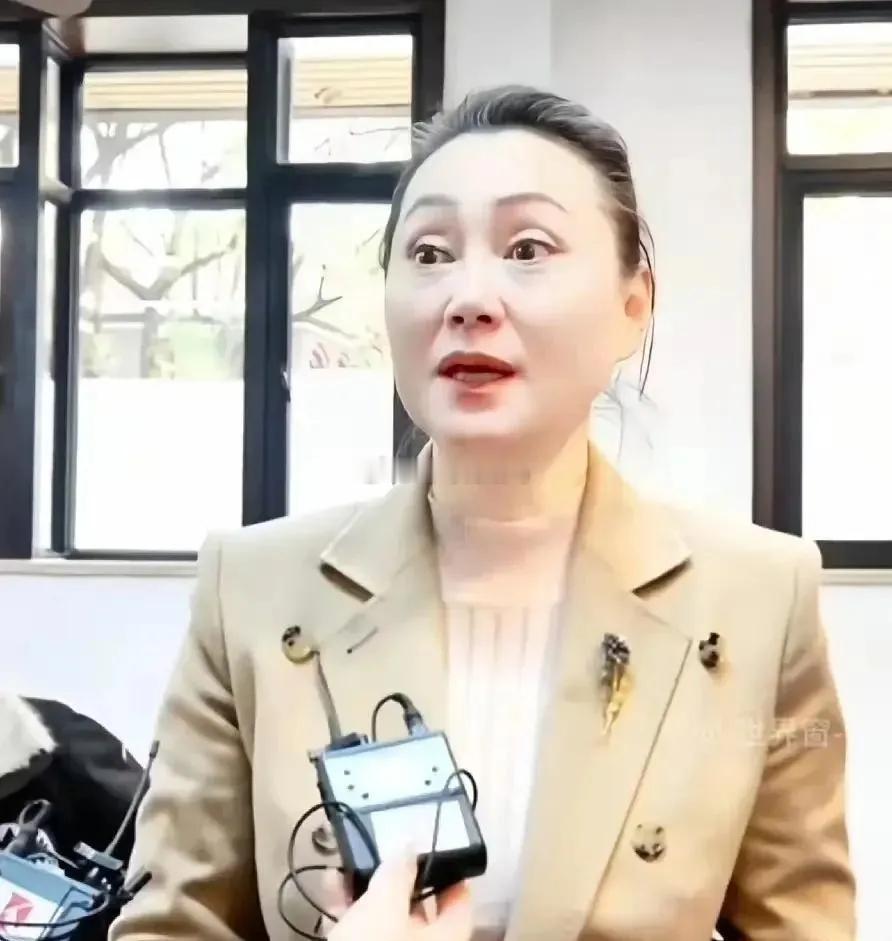 63岁的大宋佳现在定居比利时，和小8岁的富商老公日子过得那叫一个美满！一双儿女也