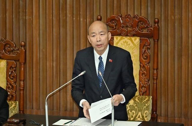 台北那边的政坛最近确实挺热闹，两个权力中心都在忙着打包行李。4月13日传出的消息