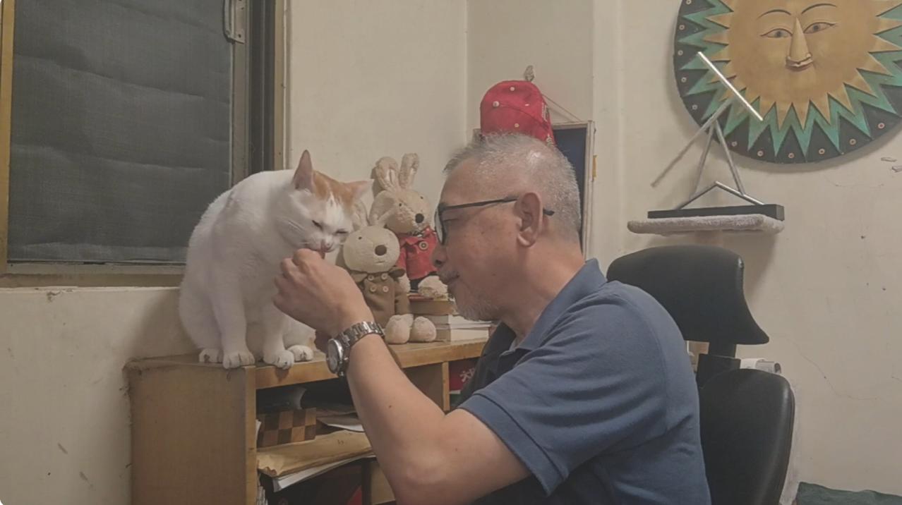 我很纠结于邱世卿老师的房子为什么这么旧，墙都开裂了，也不装修一下。

然后我就去