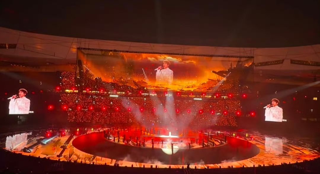 张杰把火车开进鸟巢了鸟巢变火车站啦！张杰的百米列车霸气巡游，全场观众都被这一幕征