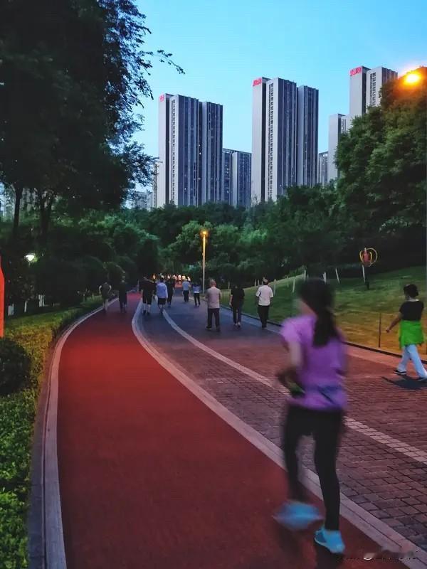 结束一天琐碎日常，如约完成当日运动打卡。热身舒展关节后，户外慢跑四十分钟，伴着晚