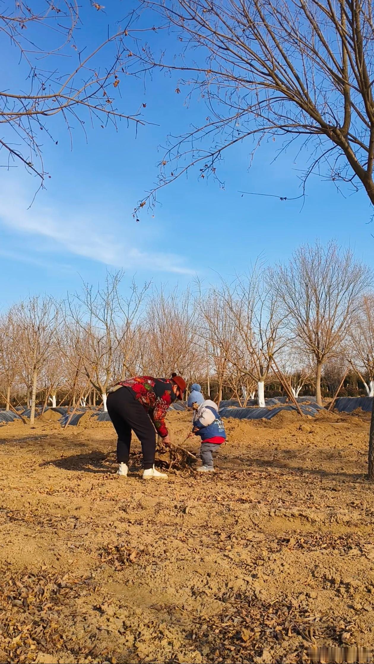 孩子最近很喜欢的一首歌—帅帅的大男孩一边听音乐一边跳舞🕺🏻刚刚睡醒午觉了跟我