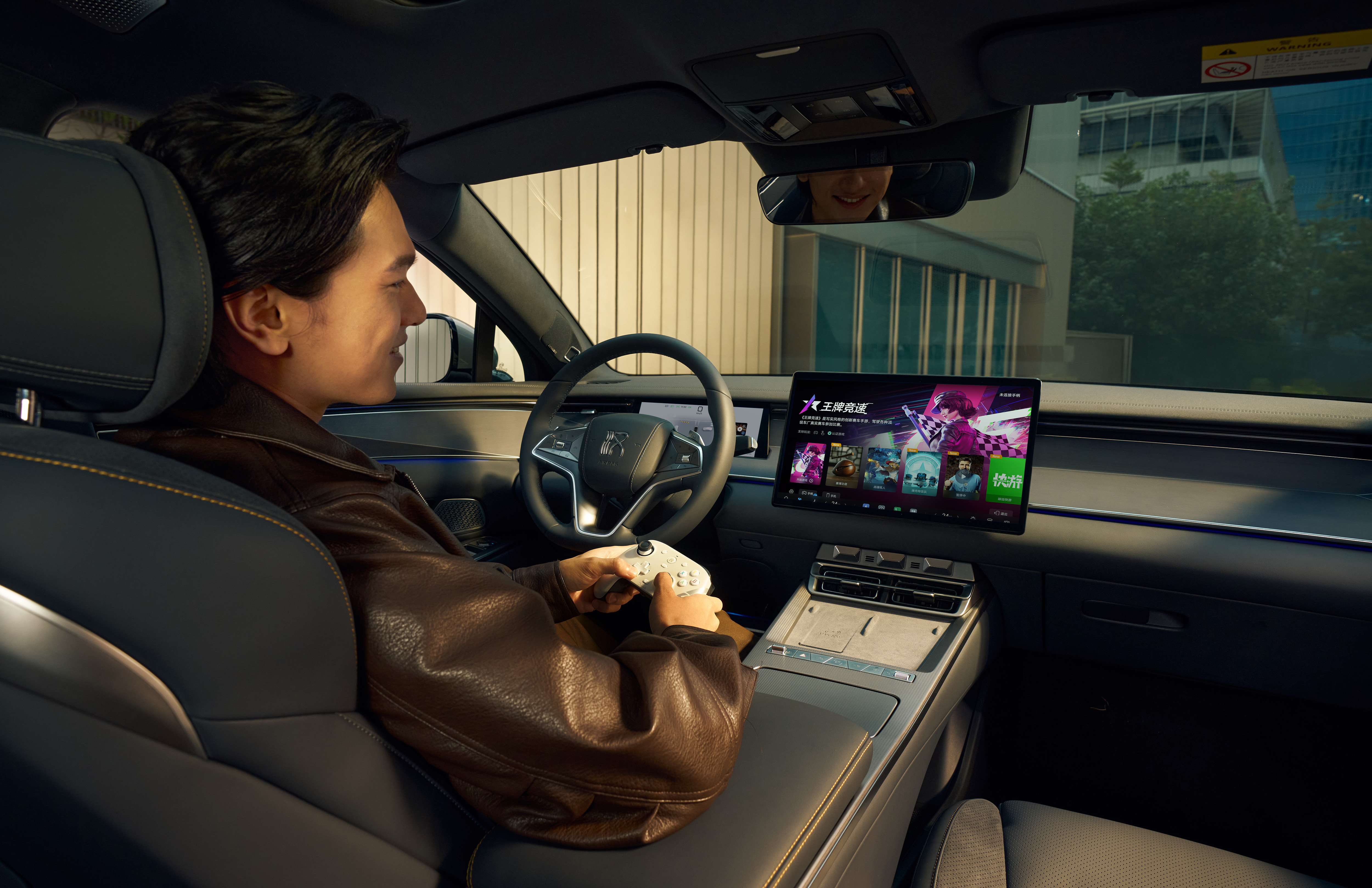 11月21日，比亚迪划时代旗舰轿车汉L正式发布，携新车色与智能OTA技术惊艳登场