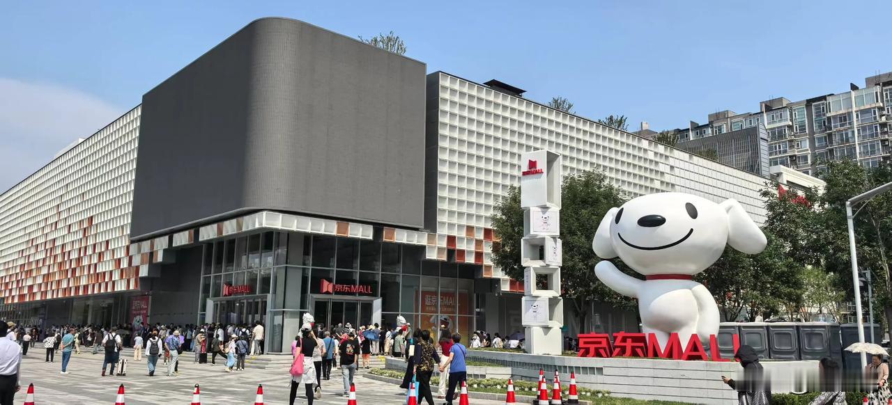 6月18日，我在北京参观逛了京东mall双井店，没错，京东也开始大张旗鼓的开线下