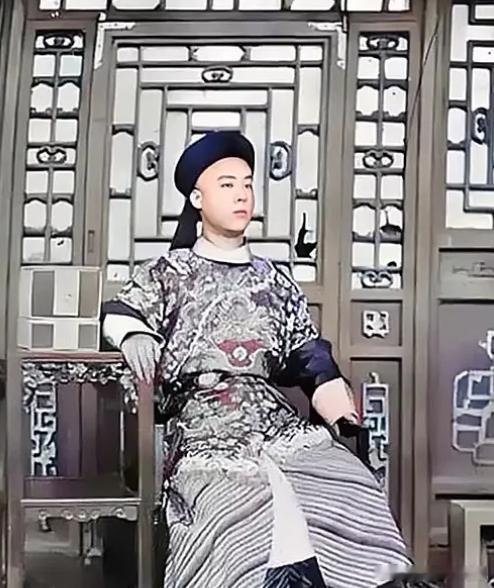 1908 年，28 岁的恭亲王溥伟笃定皇位非他莫属。他郑重换上王服，满怀期待地站