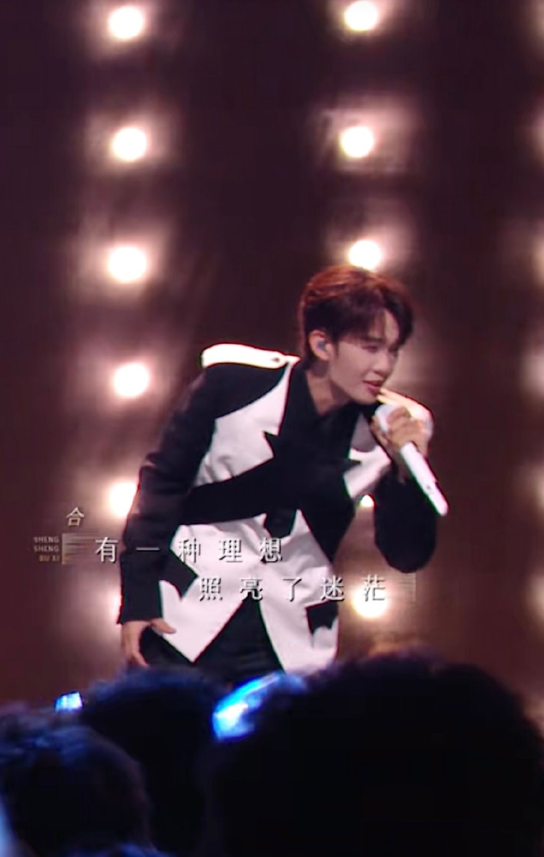 三大唱将的声线太绝配！《生来倔强》里温柔与铿锵碰撞，每一句演唱都满是力量，“永不