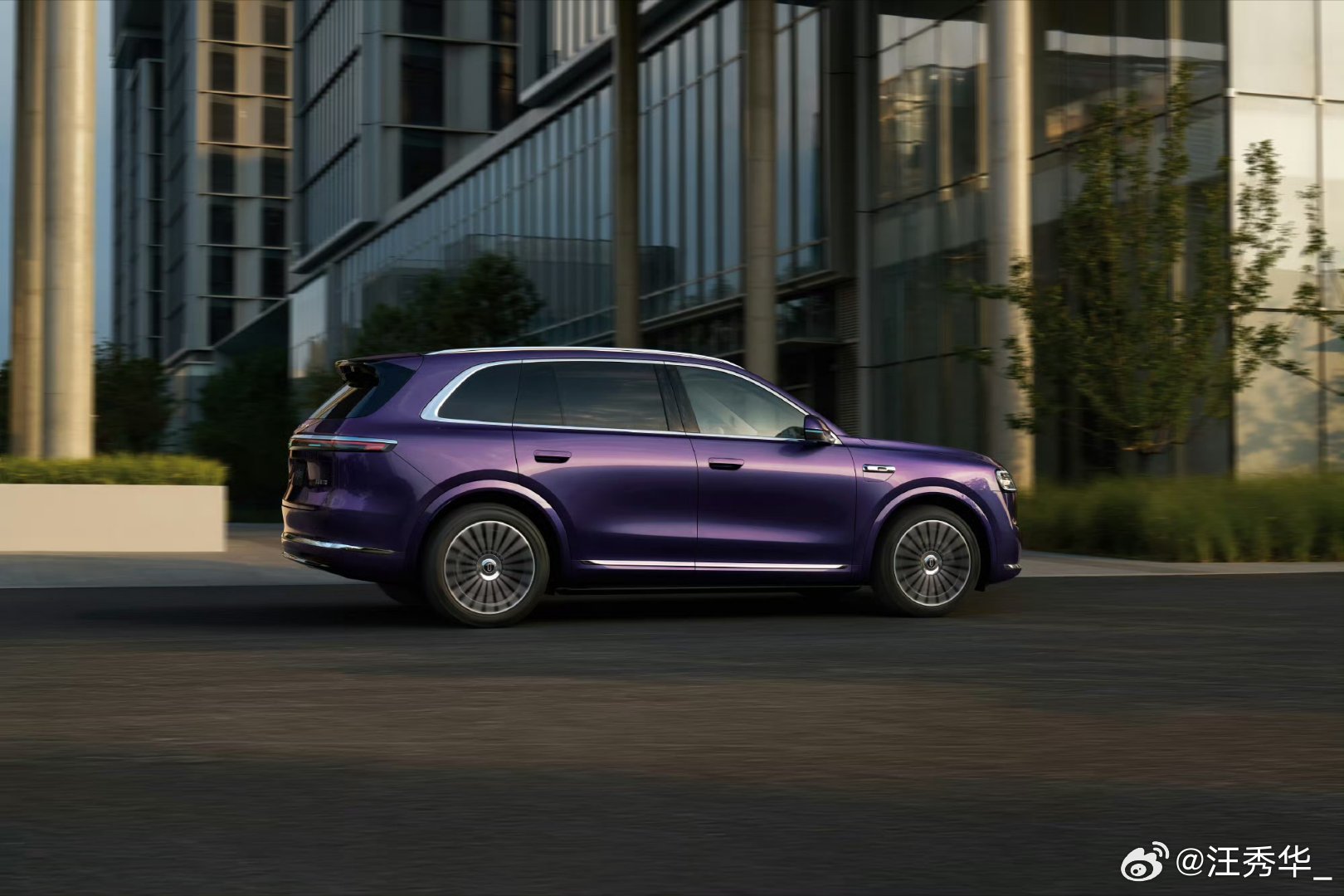 问界M7官宣夜紫新色又上新颜色啦，这次是夜紫，看着低调又有质感，日常开也很耐看，