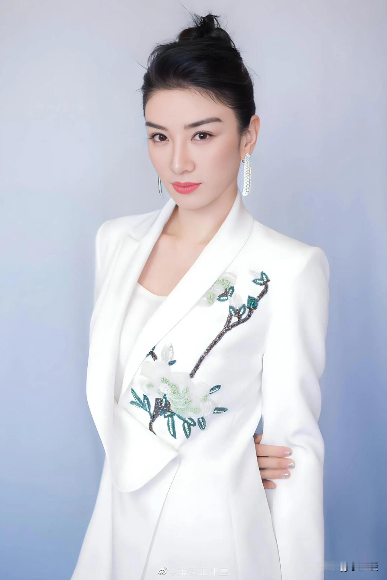 如果我是黄奕

就算王京花哭着求着要来当我女儿的经纪人，我也不会让她出道

不是