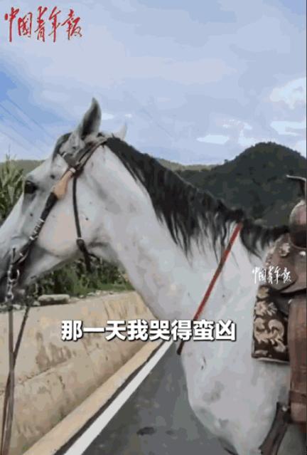 万物皆有灵！云南昆明，一匹病马原本要被主人宰掉，不料被好心人救下。他3个多月里，