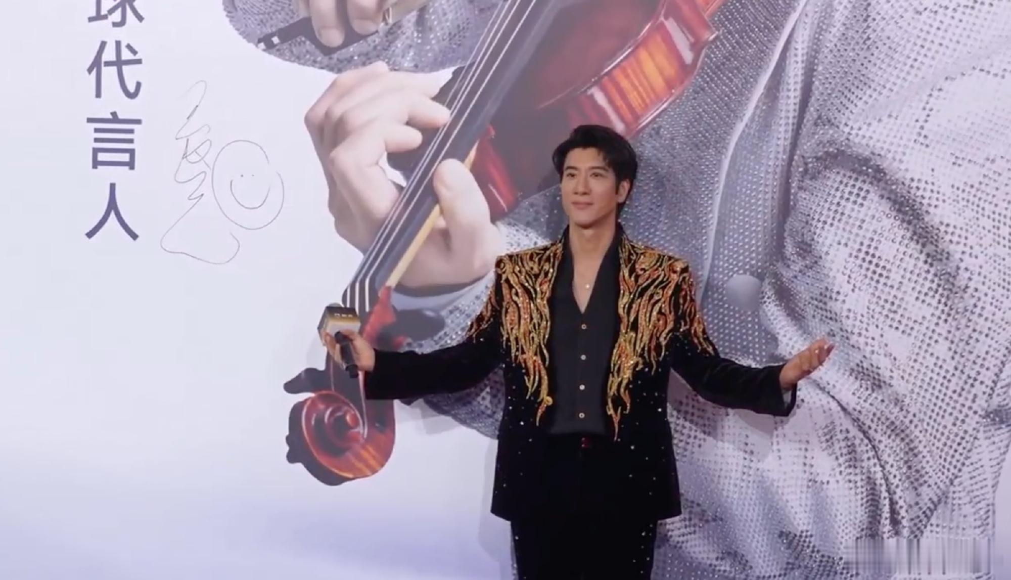 王力宏惊呼闪充改变世界宠粉时刻！在腾势N9闪充版发布会前，王力宏面对面跟粉丝交流