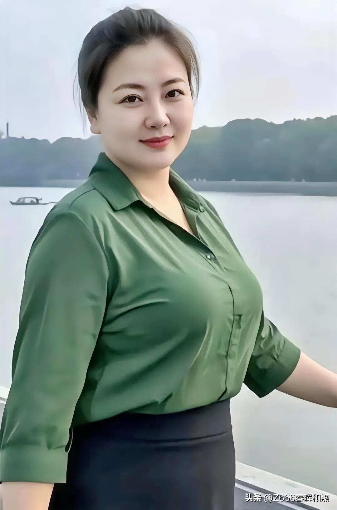 墨绿衬衫映衬温婉气质，湖光山色间从容而立。简约搭配与自然环境和谐相融，尽显知性优