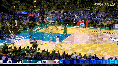 快船老将保罗终于支棱起来了！在今天快船客场挑战黄蜂的比赛中，当时双方的比赛进行到