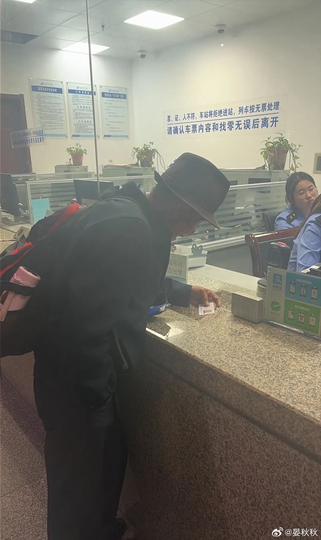 把老人当人而不是当风险我们这个社会，需要把老人当人，而不是当作“风险”，这是老龄