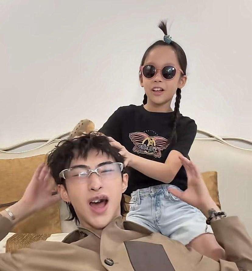 难得看到伊能静儿子女儿同框，看起来兄妹俩关系很好恩利跟妹妹一起唱哥哥的歌，米粒扎